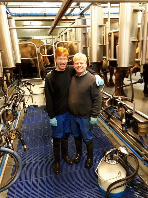 Flottir feðgar í fjósinu á Vestri-Rein.