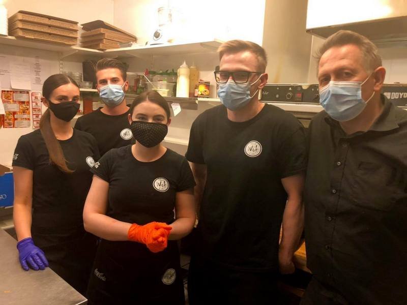 Harðsnúið Hard Wok starfsfólk. Mynd af FB-síðu HWC.