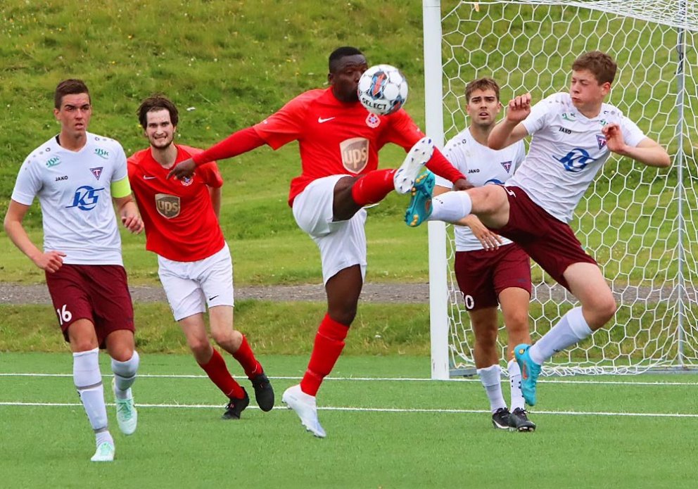 Hart barist í leik Tindastóls og SR í dag. Sigurður Páll í baráttunni í teignum. MYND: ÓAB