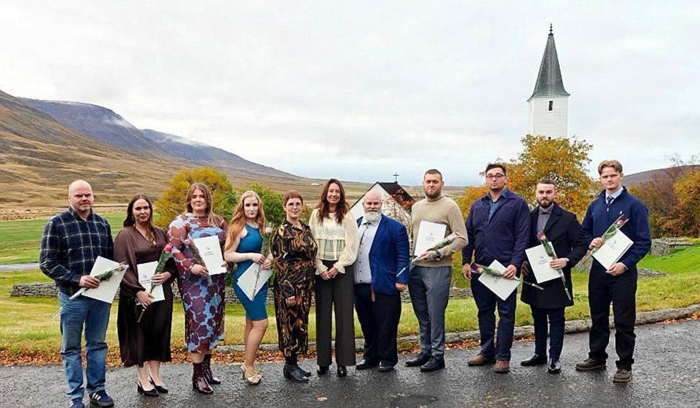 Brautskráningarnemar og fulltrúar skólans. MYND AÐSEND