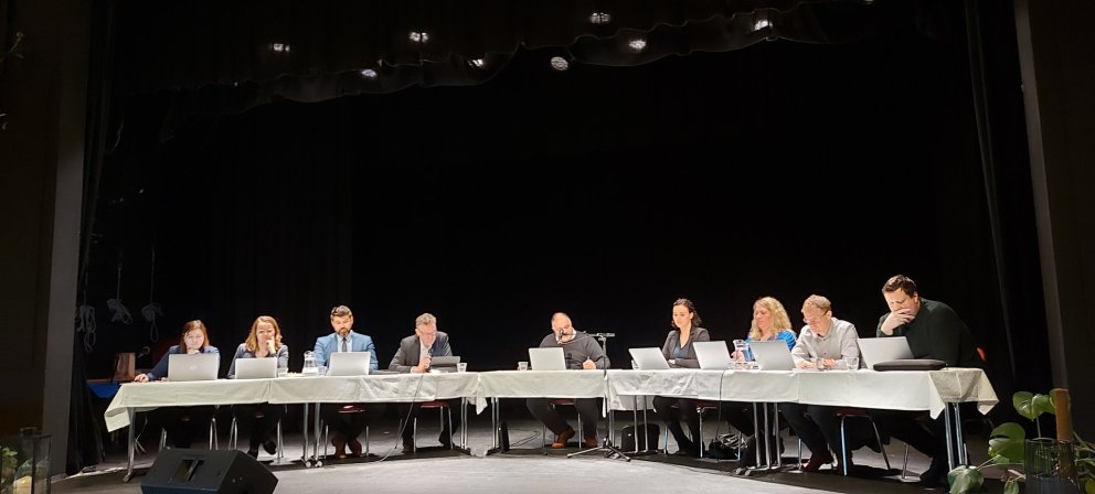 Núverandi sveitarstjórn ásamt starfsmönnum á hátíðarfundinum: Elín Jóna Rósinberg sviðsstjóri fjármála- og stjórnsýslusviðs, Unnur Valborg Hilmarsdóttir sveitarstjóri, Friðrik Már Sigurðsson, Magnús Magnússon, Þorleifur Karl Eggertsson oddviti, Elín Lilja Gunnarsdóttir, Sigríður Ólafsdóttir, Magnús Vignir Eðvaldsson og Þorgrímur Guðni Björnsson. Mynd: Hunathing.is