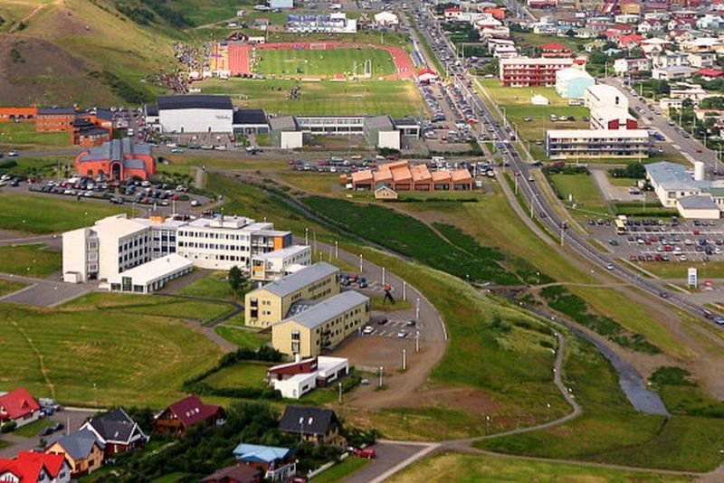 Heil­brigðis­stofn­un­in á Sauðár­króki, dval­ar­heim­ilið í for­grunni. Mynd:​Pét­ur Ingi.