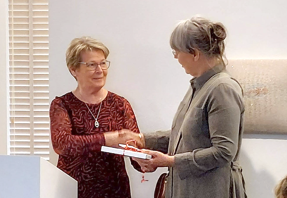 Elín afhendir Björgu Eiríksdóttur, listakonu, Vefnaðarbók Halldóru. MYND DANÍEL ORRI GUNNARSSON.