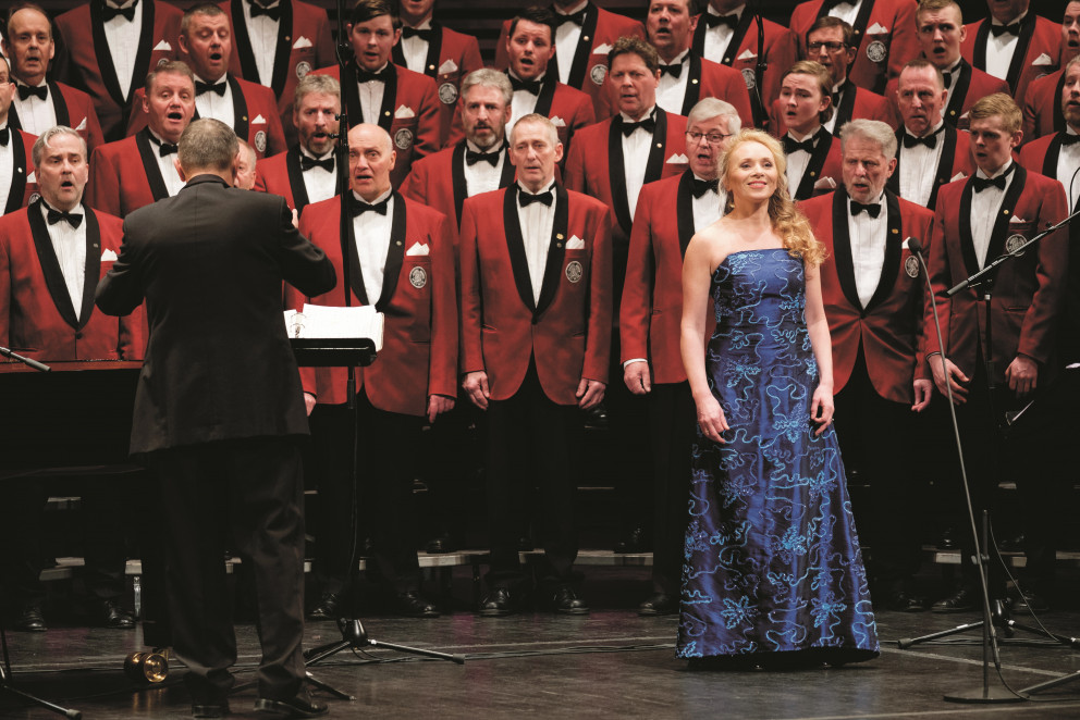 Þóra Einarsdóttit og Heimismenn á sviðinu í Eldborg. Mynd: Morgunblaðið/Kristinn Magnússon.