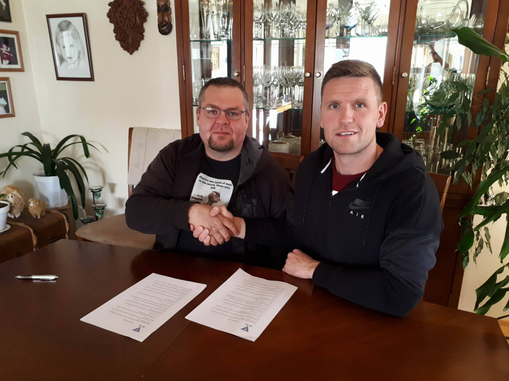 Formaðurinn og kapteinninn, Stefán Jónsson og Helgi Rafn Viggósson í stássstofunni á Sjávarborg.