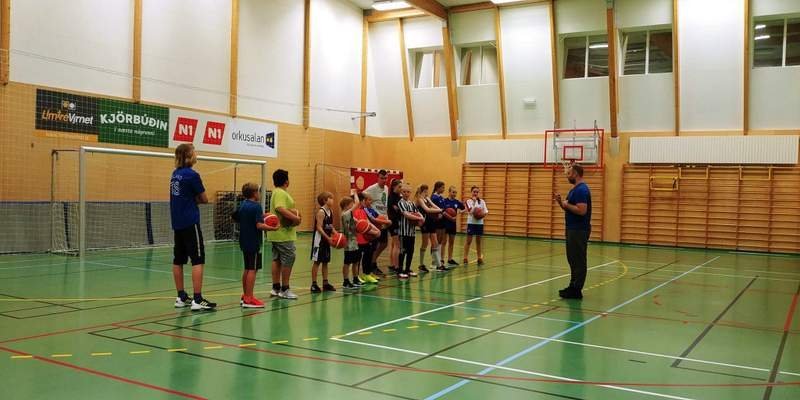 Helgi Freyr leiðbeinir áhugasömum körfuboltakrökkum á Blönduósi í síðustu viku. Mynd: Guðrún Björk Elísdóttir.