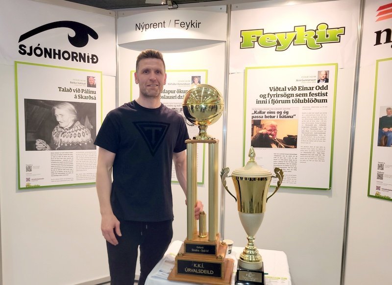 Helgi Rafn með Íslandmeistarabikarinn við bás Feykis á atvinnulífssýningu helgarinnar. Mynd: PF.