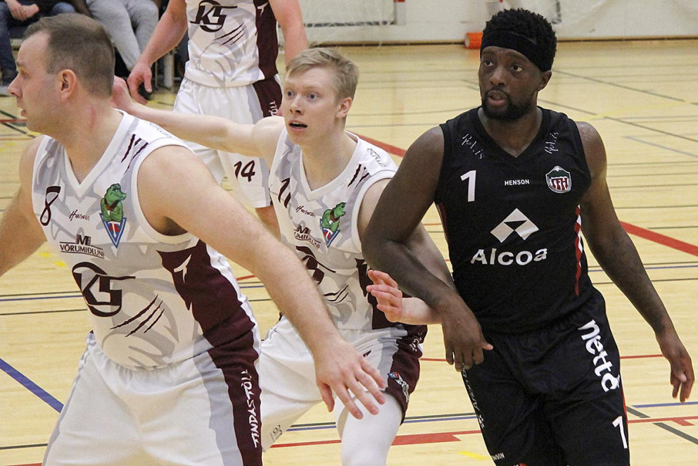 Helgi Margeirs og Hannes Ingi hjálpast að við að gera Kevin Lewis lífið leitt í Síkinu. MYND: ÓAB