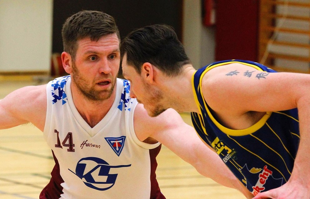 Helgi Viggós og Ómar Sævars, frákastakóngarnir í gærkvöldi, takast á.  MYND: ÓAB