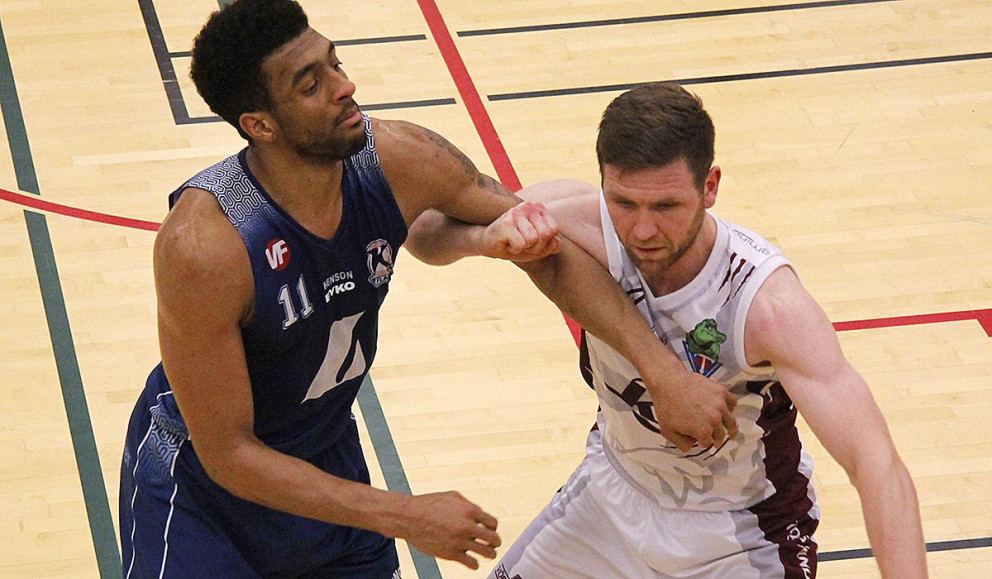 Helgi Viggós stöðvar Amin Stevens.  MYND: ÓAB