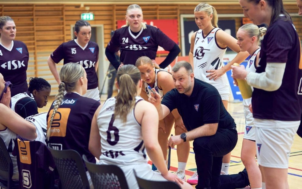 Helgi fer yfir málin með Stólastúlkum í gærkvöldi. MYND: SIGURÐUR INGI