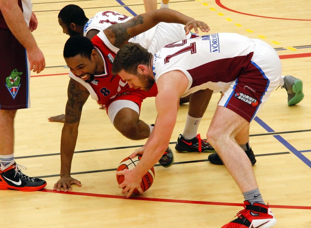 Helgi og Lewis í baráttunni við Sherrod Wright. MYND: ÓAB