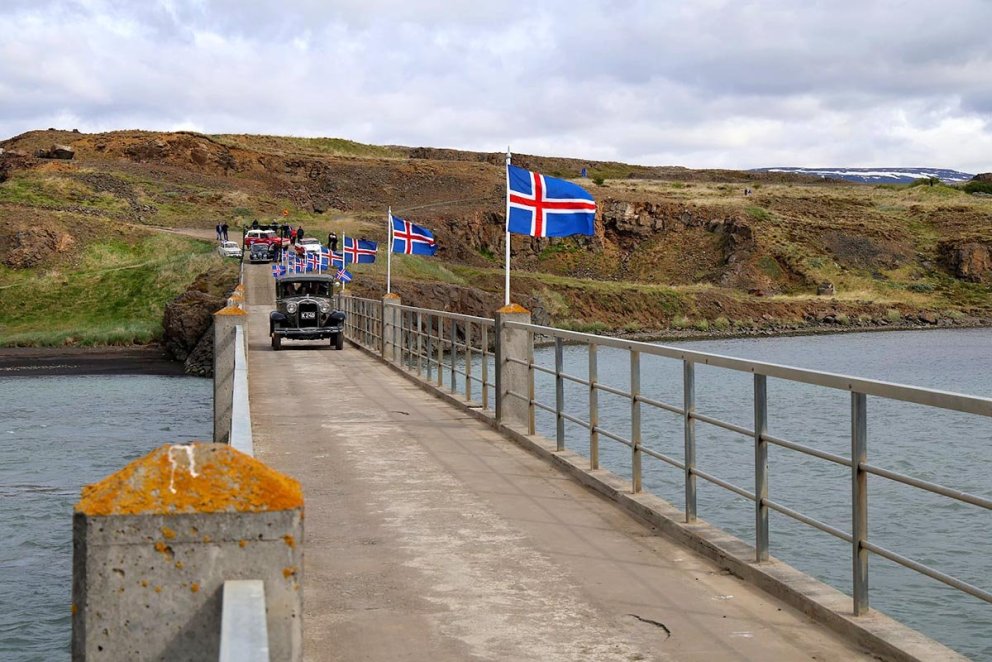 Gamla Ford, K240, ekið yfir brúna en hann fór fyrstu yfir í dag. MYNDIR PÉTUR INGI