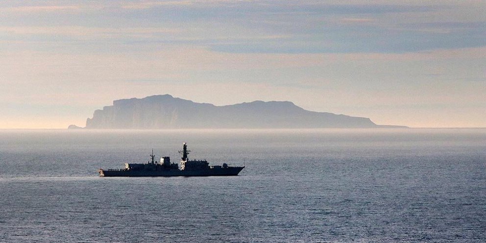 HMS Northumberland lá við akkeri austur af Hegranestá í hitamistri gærkvöldsins. Þórðarhöfði í baksýn. MYND: ÓAB