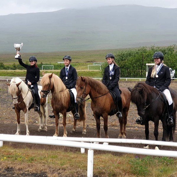 Keppendur í unglingaflokki. Mynd: http://thytur.123.is