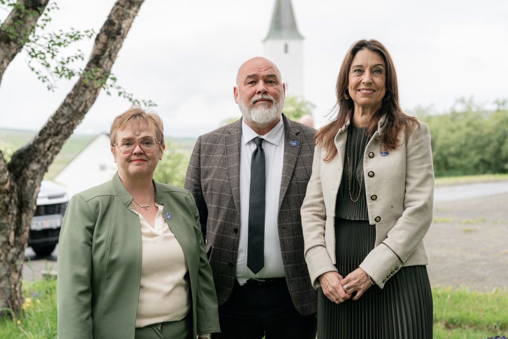 Silja Bára Ómarsdóttir, rektor Háskóla Íslands, Logi Einarsson, menningar-, nýsköp-unar- og háskólaráðherra, og Hólmfríður Sveinsdóttir, rektor Háskólans á Hólum að lokinn undirritun í dag. MYND: ©SIGURÐUR INGI