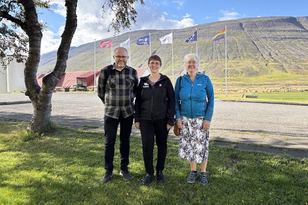 Frá vinstri: Rögnvaldur Jóhann Sæmundsson, aðstoðarrektor vísinda og þverfagleika við Háskóla Íslands, Ingibjörg Sigurðardóttir, deildarforseti og dósent við Ferðamáladeild Háskóla Íslands á Hólum, og Maureen McKelvey, prófessor við Háskólann í Gautaborg og forstöðumaður U-GOT KIES rannsóknasetursins. MYND AF HÓLAR.IS