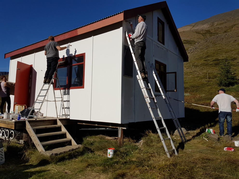 Sérsveit FS að mála Hildarsel í Austurdal í sumar. Mynd: Ágúst Guðmundsson