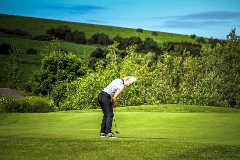 Hildur Heba Einarsdóttir, holukeppnismeistari, einbeitt við púttið. Aðsend mynd.