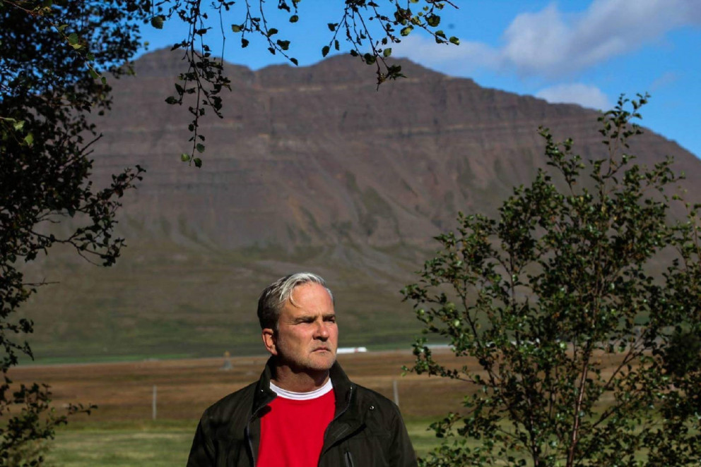 Hinrik Már með Glóðafeyki í baksýn en fjallið leikur stórt hlutverk í ljóðum hans.
