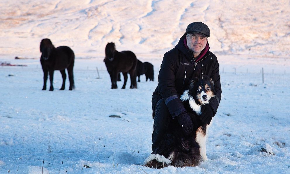 Hinrik Már hugar að hrossaræktinni ásamt Skunda hundi, yfirhrossasmala. MYND : GG