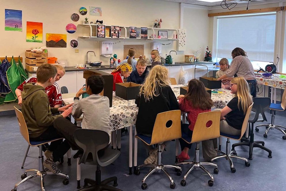 Hér má sjá krakka í Húnaþingi vestra á fullu að búa til brúðuleikhús í kössum (svokallaða lambe lambe kassa) fyrir HIP Fest. Hægt var að kíkja á krakkana og þeirra verk á opnunarhátíð HIP Fest sl. föstudag í Félagsheimili Hvammstanga. MYND AF FB