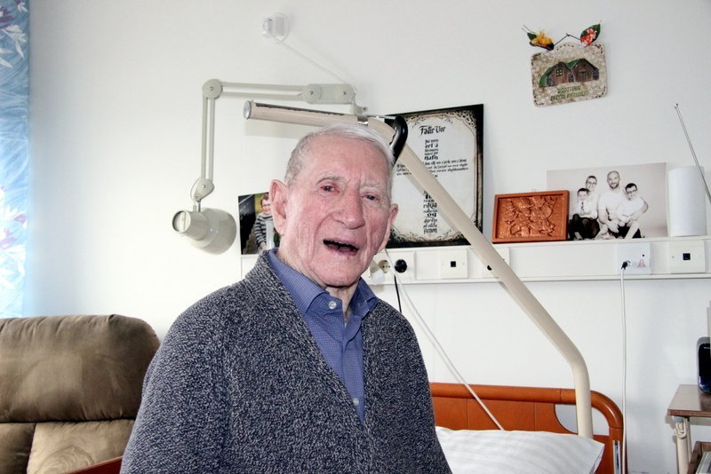 Hjálmar í Hólkoti á 100 afmælisdegi sínum. Mynd: PF.
