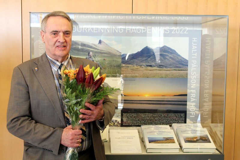 Hjalti þakkaði fyrir þann sóma sem honum var sýndur og verkinu Byggðasögu Skagafjarðar sem hann var svo lánsamur að fá tækifæri til að skapa og ritstýra. Aðsend mynd.