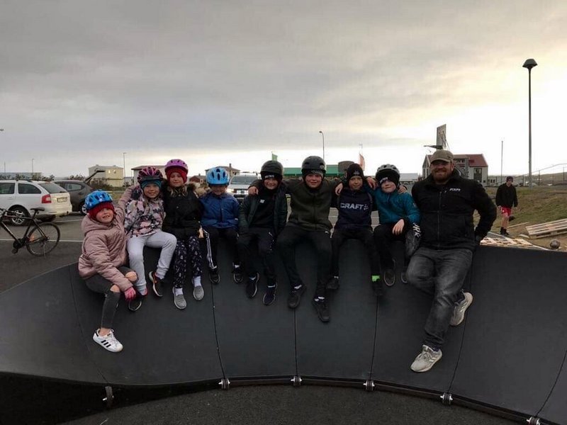 Ánægður hópur við nýju hjólabrautina. Mynd: skagastrond.is.