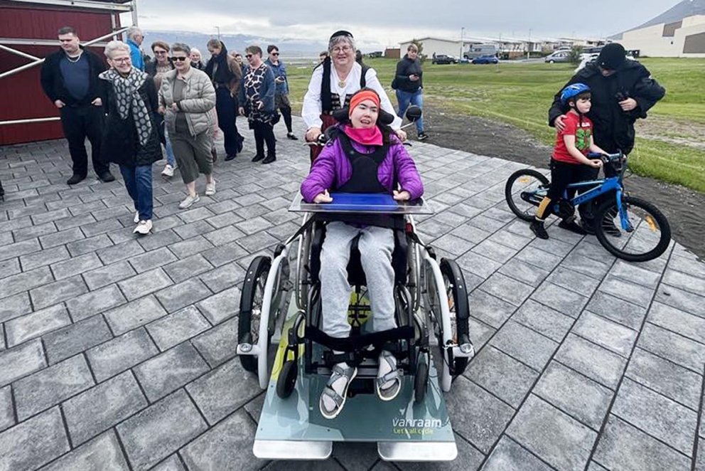 Ásta og Tinna á hjólinu góða við vígsluna í dag. MYND: HEBA G.