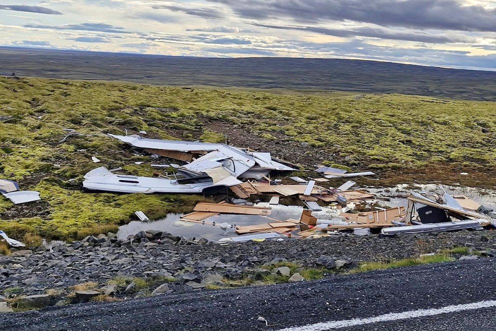 Rústirnar af öðru hjólhýsanna við vegkantinn á Holtavörðuheiði. MYND: INGA HULD