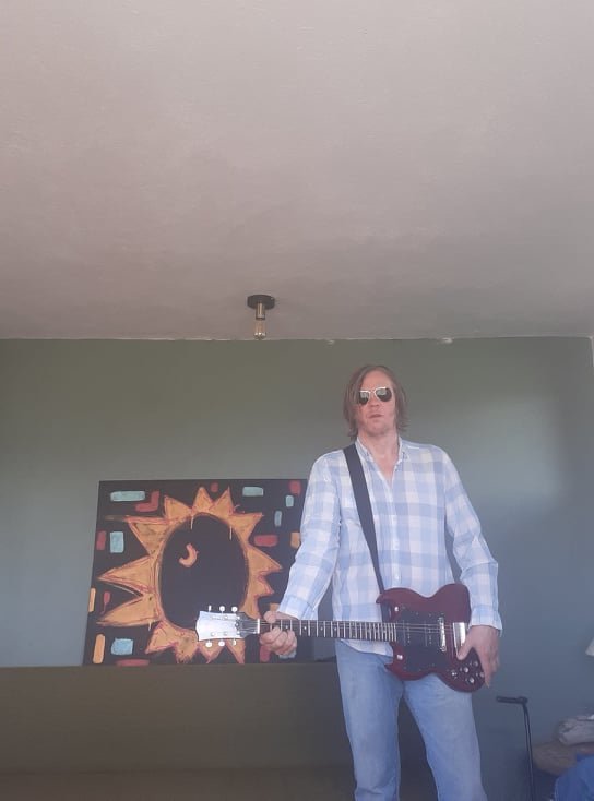 Jóhann Óskar með Gibsoninn. Mynd: Aðsend.