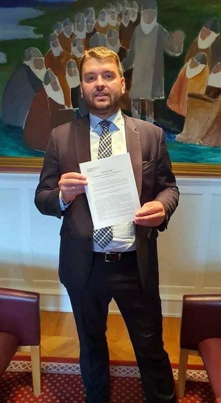 Ásmundur Einar Daðason, félags- og barnamálaráðherra, með frumvarpið á Alþingi. Mynd: Stjórnarráðið.is.