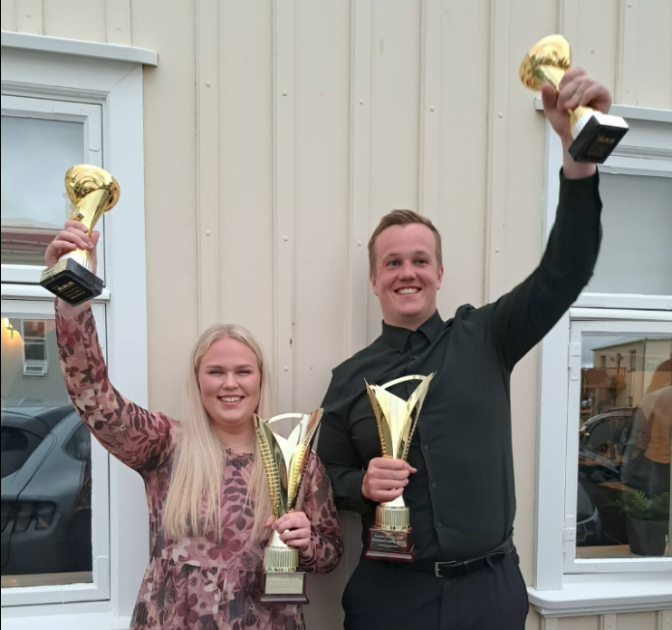 Hlynur og Sísí með bikarana á lokahófinu. MYND AF FB SÍÐU GOLFKLÚBBS SKAGAFJARÐAR