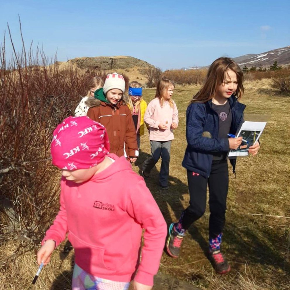 Nemendur Höfðaskóla leita að fjársjóði. MYND: HÖFÐASKÓLI.IS