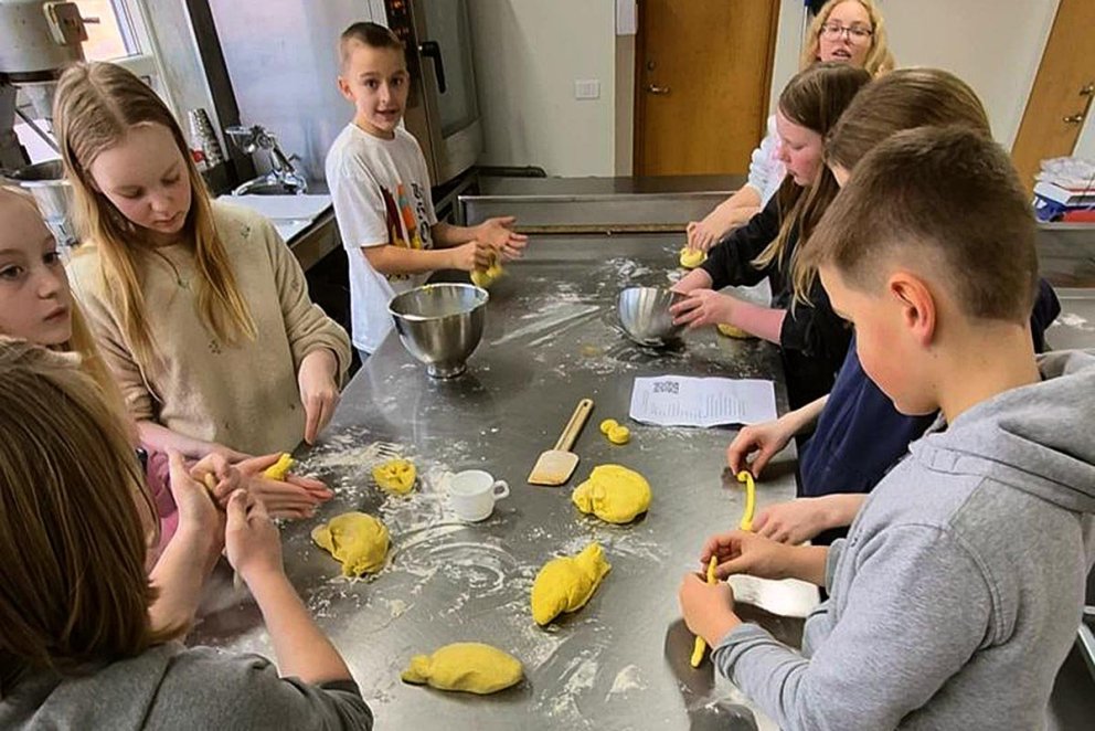 Hressir krakkar á Skagaströnd baka sænskar Lúsíubollur.  MYND: HÖFÐASKÓLI.IS