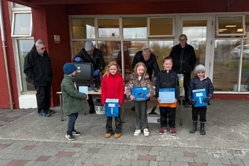 Kátir krakkar á Skagaströnd með splunkunýja hjálma. MYND AF SÍÐU HÖFÐASKÓLA
