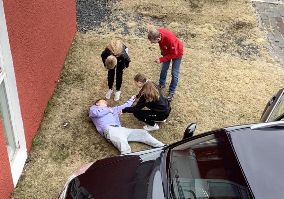 Karl Lúðvíksson leiðbeindi krökkunum um skyndihjálp. MYND AF VEF HÖFÐASKÓLA