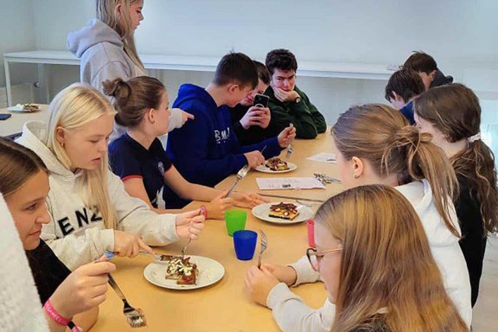 Nemendur Höfðaskóla gæða sér á dönsku smörrebröði. MYNDIR: HÖFÐASKÓLI.IS