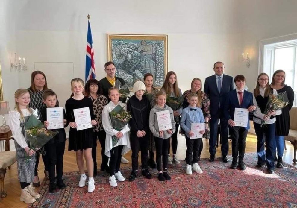 Fulltrúar skólanna sem fengu viðurkenningu auk forseta Íslands. Fulltrúar Höfðaskóla eru annar hópurinn frá vinstri á myndinni. MYND AF SÍÐU HÖFÐASKÓLA