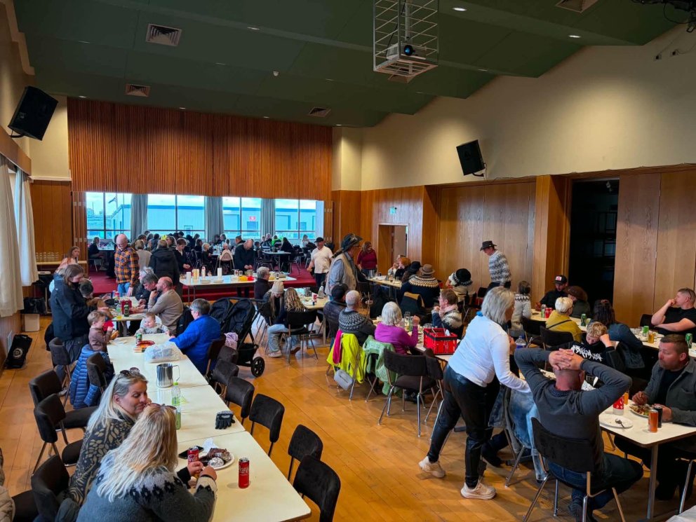 Góð mæting á sameiginlegu grillveisluna. AÐSEND MYND