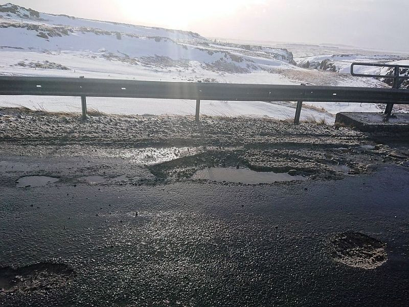 Mynd af vef Vegagerðarinnar. Slitlagsskemmdir við Gljúfurá í Borgarfirði.