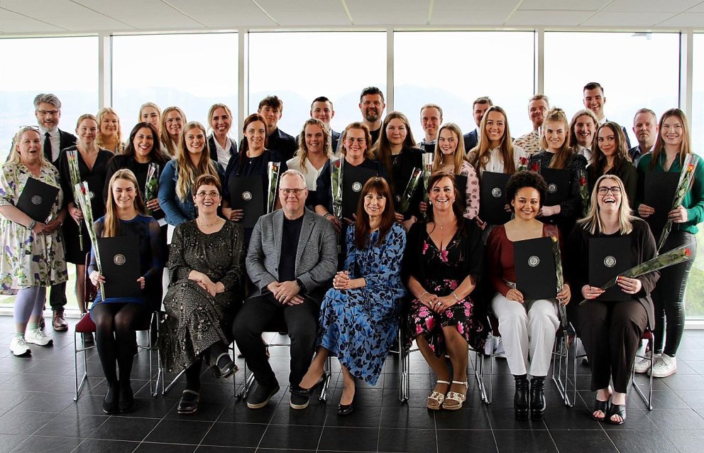 Hópur brautskráningarnema ásamt hluta starfsfólks. MYND AF HÓLAR.IS