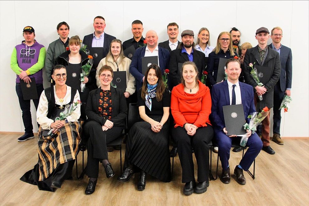 Brautskráningarnemar og hluti starfsfólks Háskólans á Hólum. MYND AF HÓLAR.IS