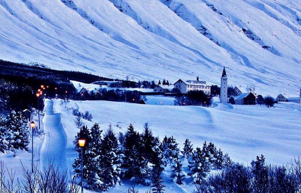 Aðalbygging Háskólans á Hólum er vinstra megin við kirkjuturnunn á þessari mynd. MYND: ÓAB