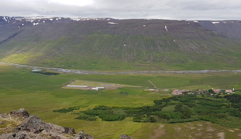 Séð yfir Hólastað. Húsnæði Hólalax er lengst til vinstri á myndinni. Mynd:PF.