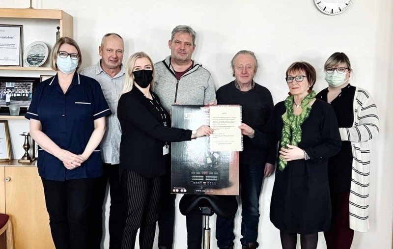 Frá afhendingu gjafanna. Mynd af vef HSN.