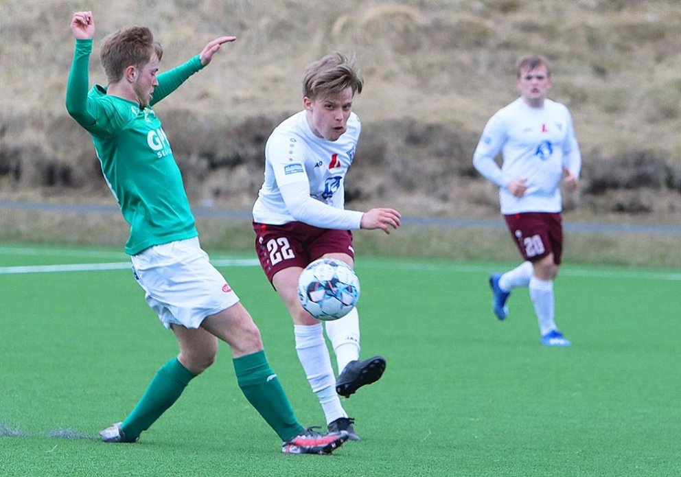 Hólmar Daði í leik með Stólunum í vor. Kappinn fékk að líta tvö gul í dag. MYND: ÓAB