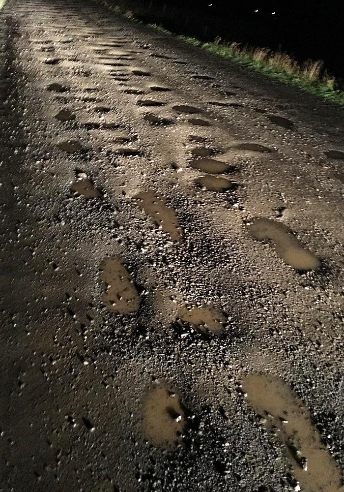 Vatnsnesvegur er hreint ömurlegur en talið er að uppbygging hans kosti um þrjá milljarða króna. Ætli það sé króna fyrir hverju holu vegarins? MYND: BJ