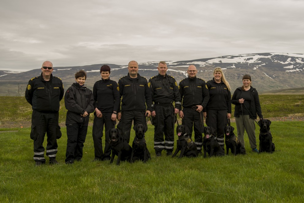 Frá vinstri: Höskuldur Birkir Erlingsson prófstjóri, Torun Anita Knapperholen yfirdómari, Elín Ósk Hölludóttir og Riffill, Heiðar Hinriksson og Rökkvi, Gunnar Knutsen og Jökull, Steinar Gunnarsson og Þoka, Kristína Sigurðardóttir og Clarissa, Ester Pálmadóttir dómari og Vinkill. Mynd: Höskuldur B. Erlingsson.